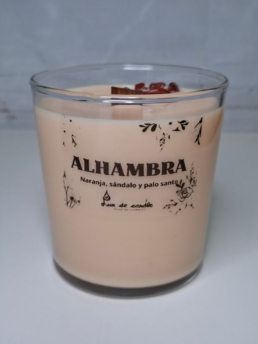 Vela artesanal "Alhambra" con aroma floral oriental y decoración de rosas secas