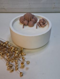 Vela artesanal de cera de soja 100% natural en recipiente de resina ecológica blanca