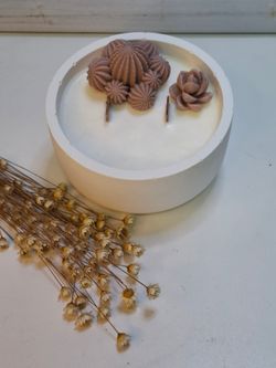 Vela artesanal de cera de soja 100% natural en recipiente de resina ecológica blanca