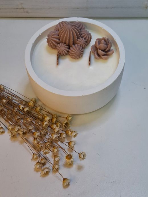 Vela artesanal de cera de soja 100% natural en recipiente de resina ecológica blanca