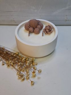 Vela artesanal de cera de soja 100% natural en recipiente de resina ecológica blanca