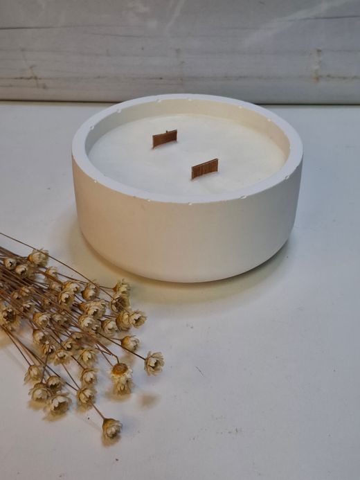 Vela artesanal de cera de soja 100% natural en recipiente de resina ecológica blanca