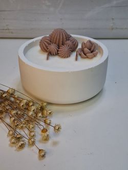 Vela artesanal de cera de soja 100% natural en recipiente de resina ecológica blanca