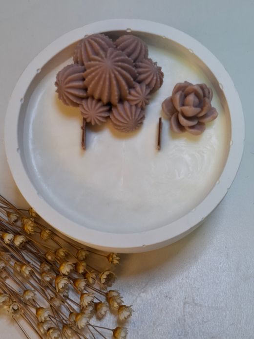 Vela artesanal de cera de soja 100% natural en recipiente de resina ecológica blanca