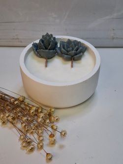Vela artesanal de cera de soja 100% natural en recipiente de resina ecológica blanca
