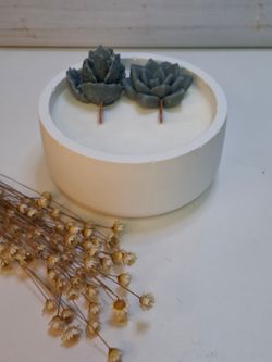 Vela artesanal de cera de soja 100% natural en recipiente de resina ecológica blanca