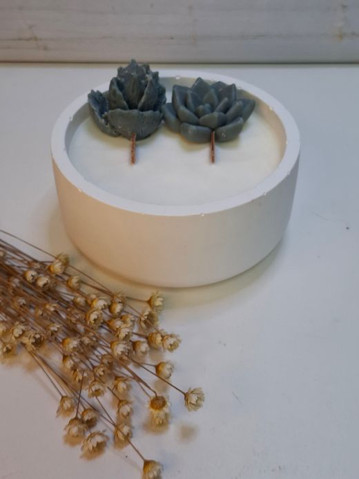 Vela artesanal de cera de soja 100% natural en recipiente de resina ecológica blanca