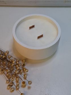 Vela artesanal de cera de soja 100% natural en recipiente de resina ecológica blanca