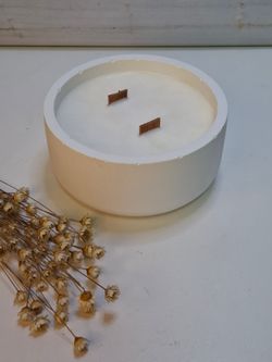 Vela artesanal de cera de soja 100% natural en recipiente de resina ecológica blanca