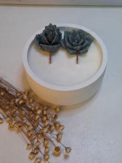 Vela artesanal de cera de soja 100% natural en recipiente de resina ecológica blanca