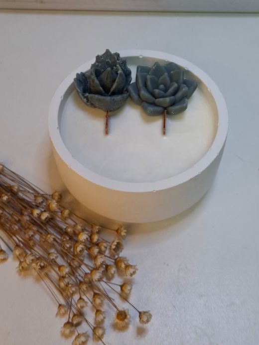 Vela artesanal de cera de soja 100% natural en recipiente de resina ecológica blanca