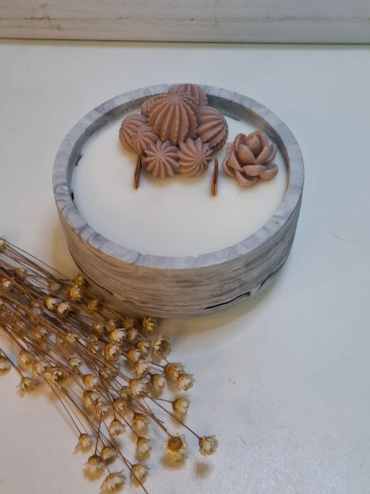 Vela artesanal de cera de soja 100% natural en recipiente de resina ecológica – Hecha a mano 🖤🌿