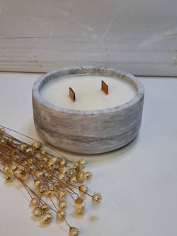 Vela artesanal de cera de soja 100% natural en recipiente de resina ecológica – Hecha a mano 🖤🌿