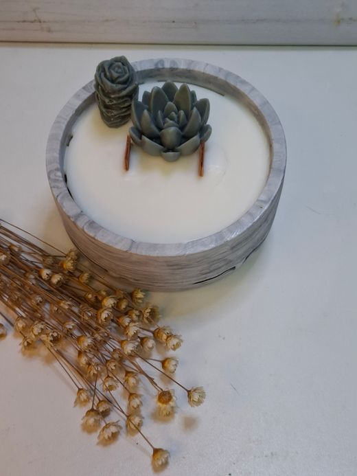 Vela artesanal de cera de soja 100% natural en recipiente de resina ecológica – Hecha a mano 🖤🌿