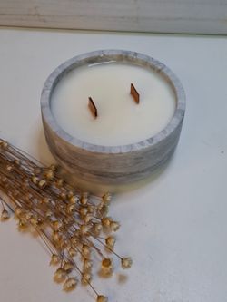 Vela artesanal de cera de soja 100% natural en recipiente de resina ecológica – Hecha a mano 🖤🌿