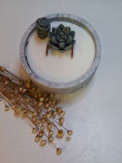 Vela artesanal de cera de soja 100% natural en recipiente de resina ecológica – Hecha a mano 🖤🌿