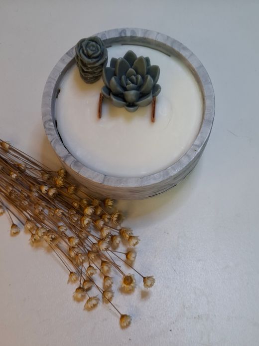 Vela artesanal de cera de soja 100% natural en recipiente de resina ecológica – Hecha a mano 🖤🌿