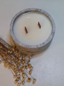 Vela artesanal de cera de soja 100% natural en recipiente de resina ecológica – Hecha a mano 🖤🌿