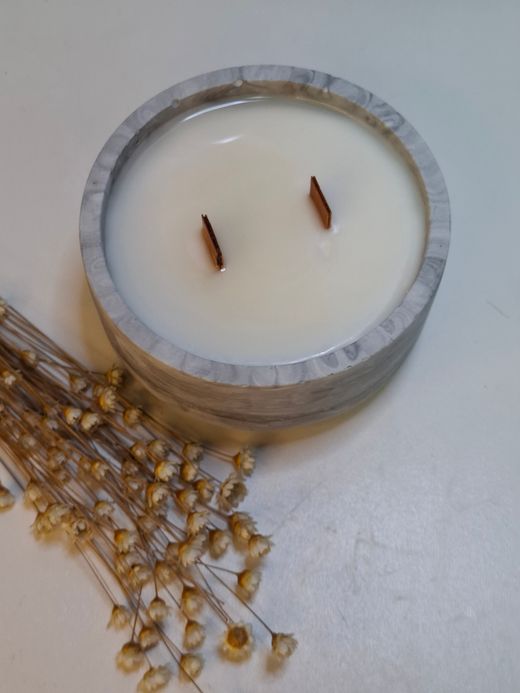Vela artesanal de cera de soja 100% natural en recipiente de resina ecológica – Hecha a mano 🖤🌿