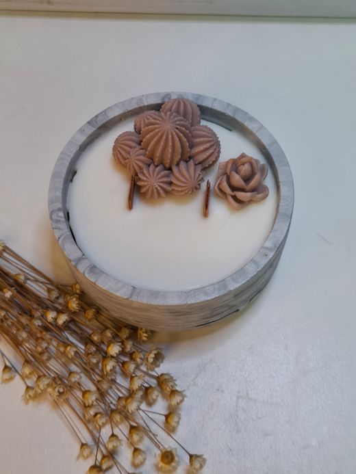 Vela artesanal de cera de soja 100% natural en recipiente de resina ecológica – Hecha a mano 🖤🌿
