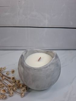 Vela aromática artesanal en recipiente esférico efecto mármol