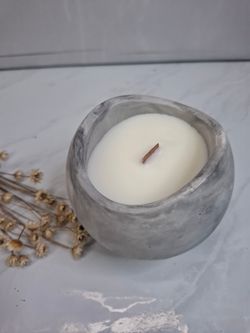 Vela aromática artesanal en recipiente esférico efecto mármol