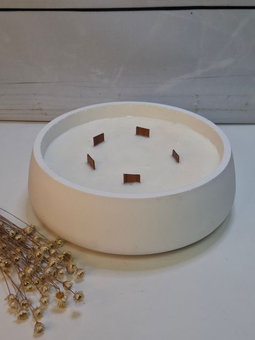 Vela aromática artesanal grande en recipiente blanco decorado con cactus y suculentas