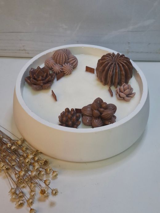 Vela aromática artesanal grande en recipiente blanco decorado con cactus y suculentas