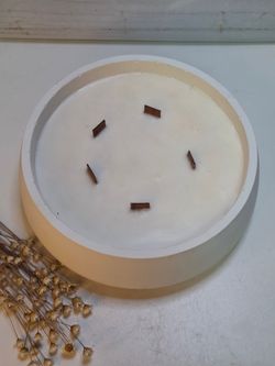 Vela aromática artesanal grande en recipiente blanco decorado con cactus y suculentas