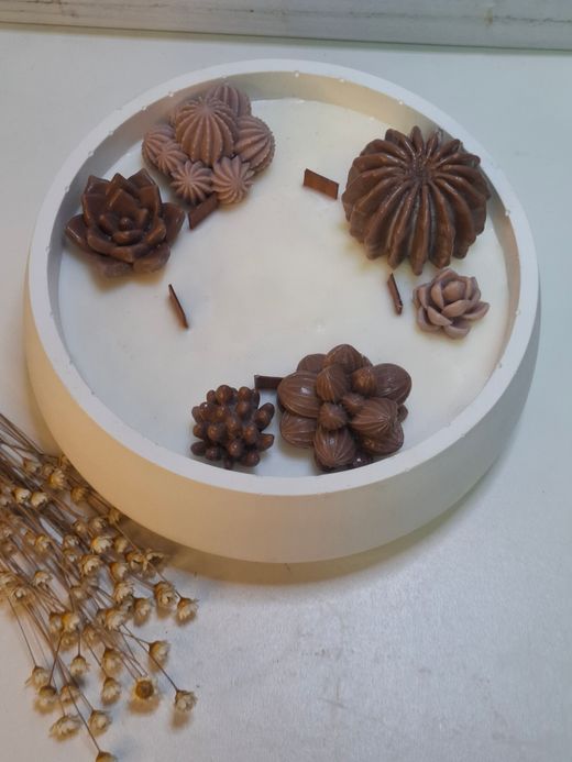 Vela aromática artesanal grande en recipiente blanco decorado con cactus y suculentas