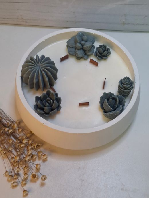 Vela aromática artesanal grande en recipiente blanco decorado con cactus y suculentas