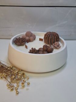 Vela aromática artesanal grande en recipiente blanco decorado con cactus y suculentas