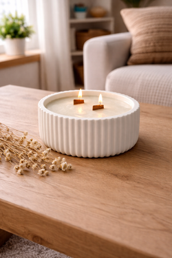 Vela aromática artesanal en recipiente redondo rayado blanco