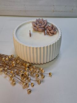 Vela aromática artesanal en recipiente redondo rayado blanco
