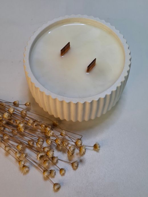 Vela aromática artesanal en recipiente redondo rayado blanco