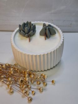 Vela aromática artesanal en recipiente redondo rayado blanco