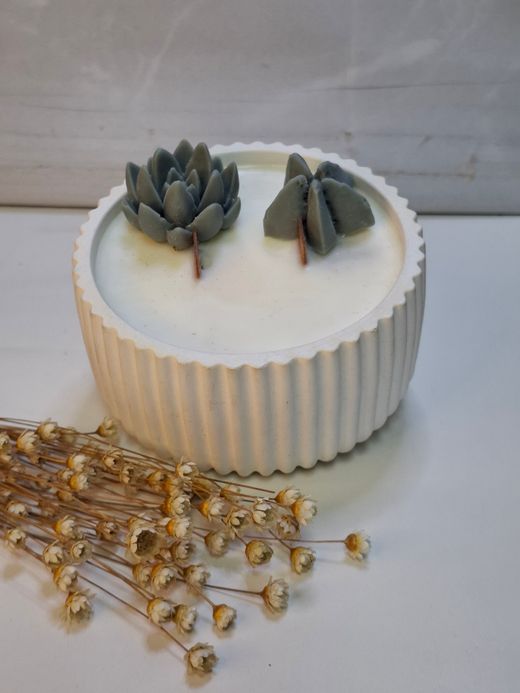 Vela aromática artesanal en recipiente redondo rayado blanco