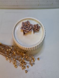 Vela aromática artesanal en recipiente redondo rayado blanco