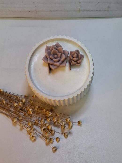 Vela aromática artesanal en recipiente redondo rayado blanco