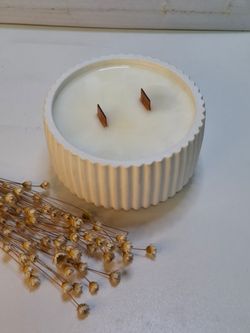 Vela aromática artesanal en recipiente redondo rayado blanco
