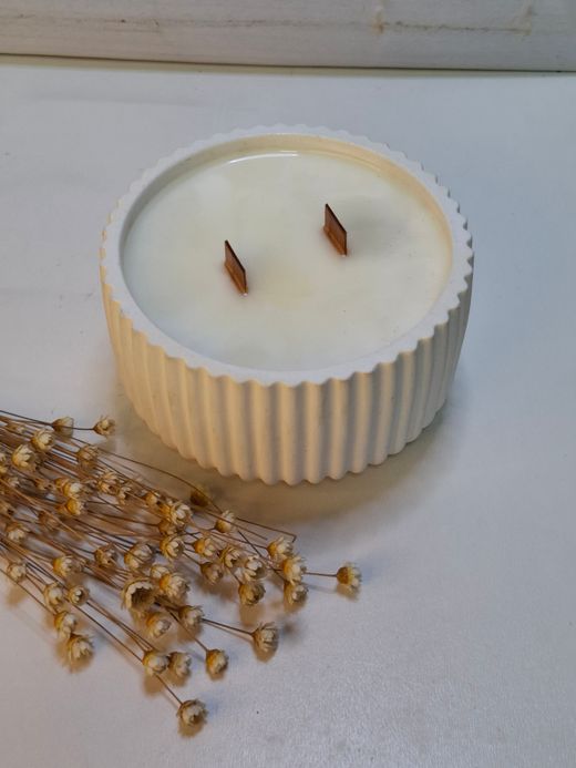 Vela aromática artesanal en recipiente redondo rayado blanco