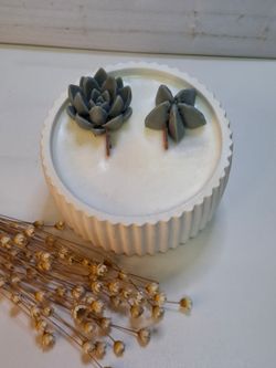 Vela aromática artesanal en recipiente redondo rayado blanco