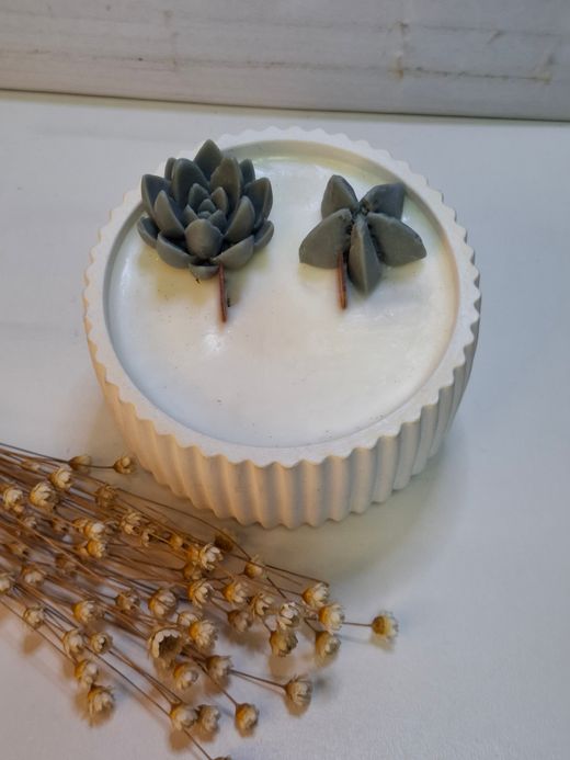 Vela aromática artesanal en recipiente redondo rayado blanco
