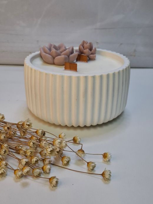 Vela aromática artesanal en recipiente redondo rayado blanco