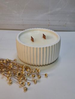 Vela aromática artesanal en recipiente redondo rayado blanco