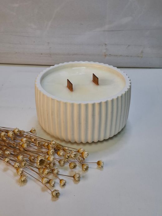 Vela aromática artesanal en recipiente redondo rayado blanco