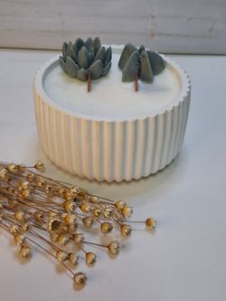 Vela aromática artesanal en recipiente redondo rayado blanco