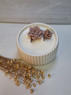 Vela aromática artesanal en recipiente redondo rayado blanco
