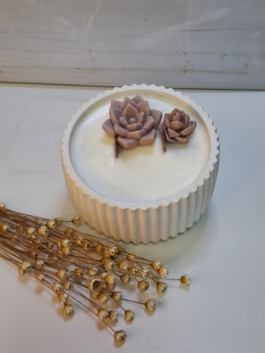 Vela aromática artesanal en recipiente redondo rayado blanco