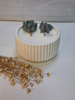 Vela aromática artesanal en recipiente redondo rayado blanco